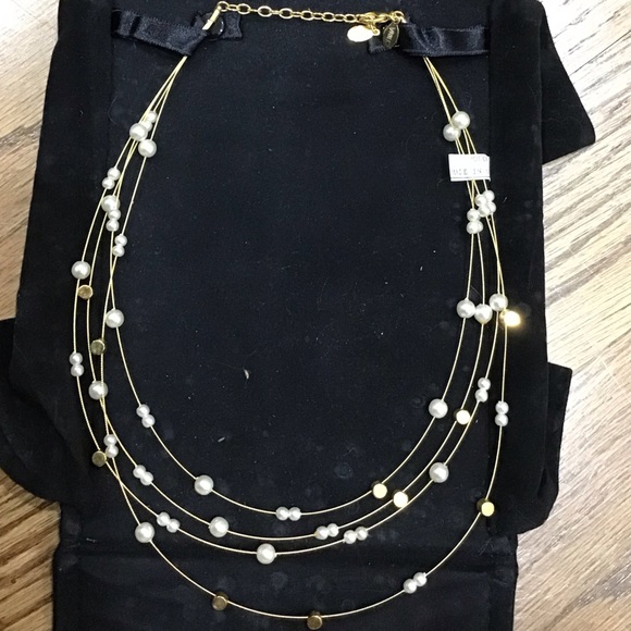 Stunning Multi-Layer Pearl and Gold Necklace in black Felt Envelope Case - Picture 1 of 3